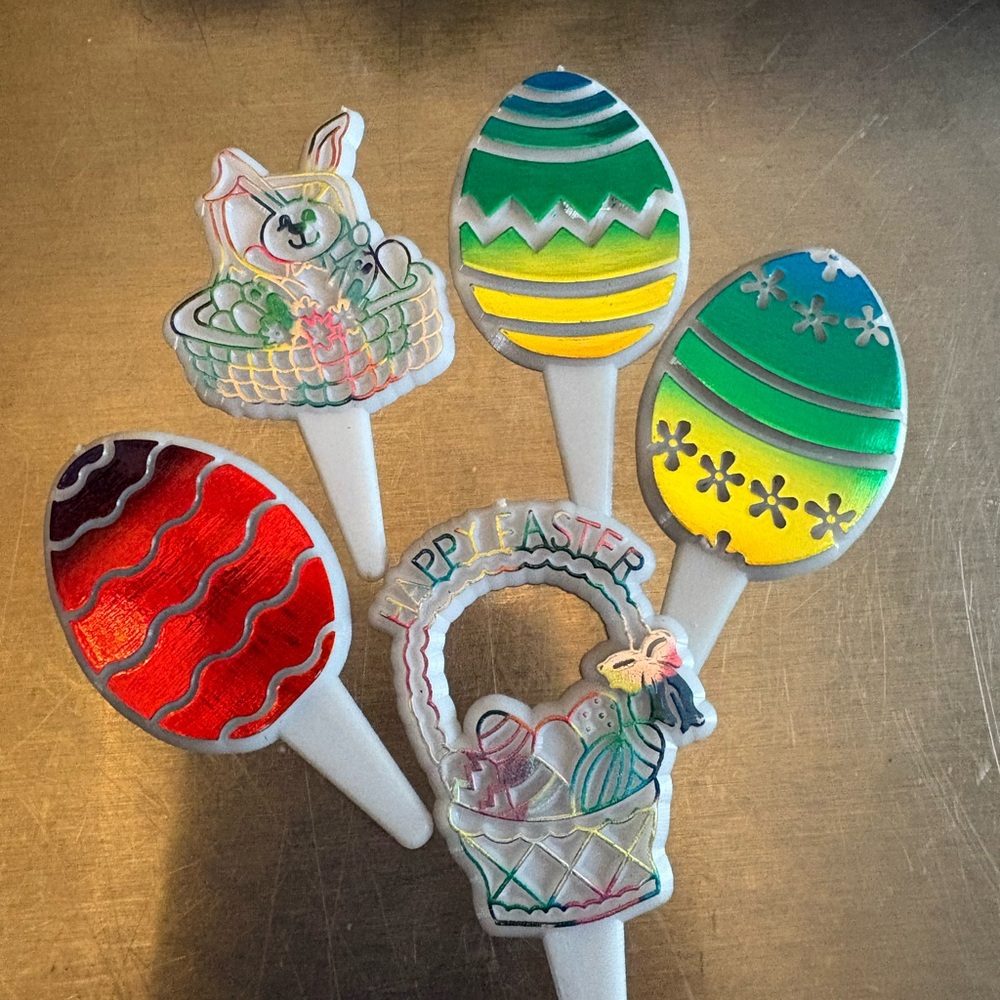 17 dozen Assorted Easter Cupcake Pics! Free shipping